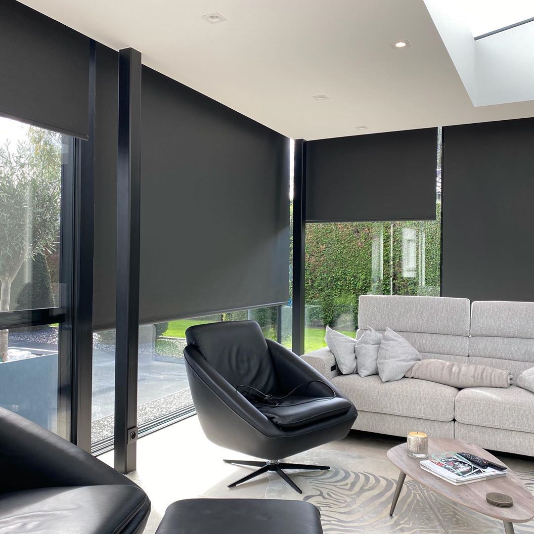 Cortina roller blackout en un living moderno y minimalista en Santiago